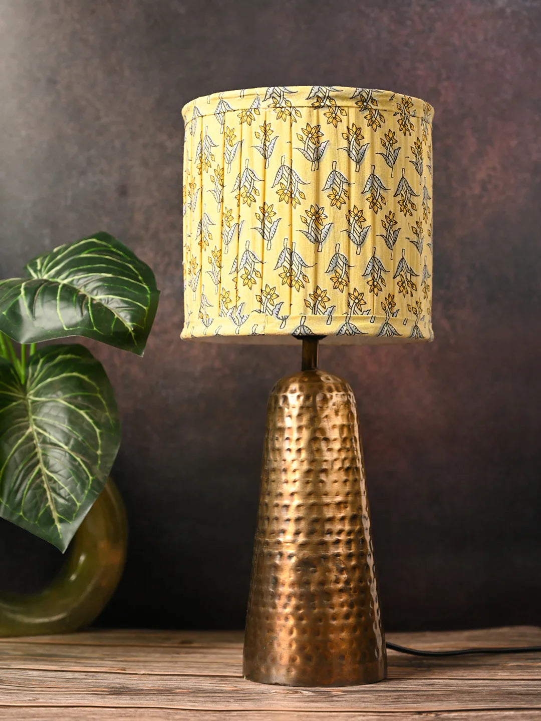 Golden Hammered V-Shaped Lamp with Pleeted Muticolor Lemon Shade