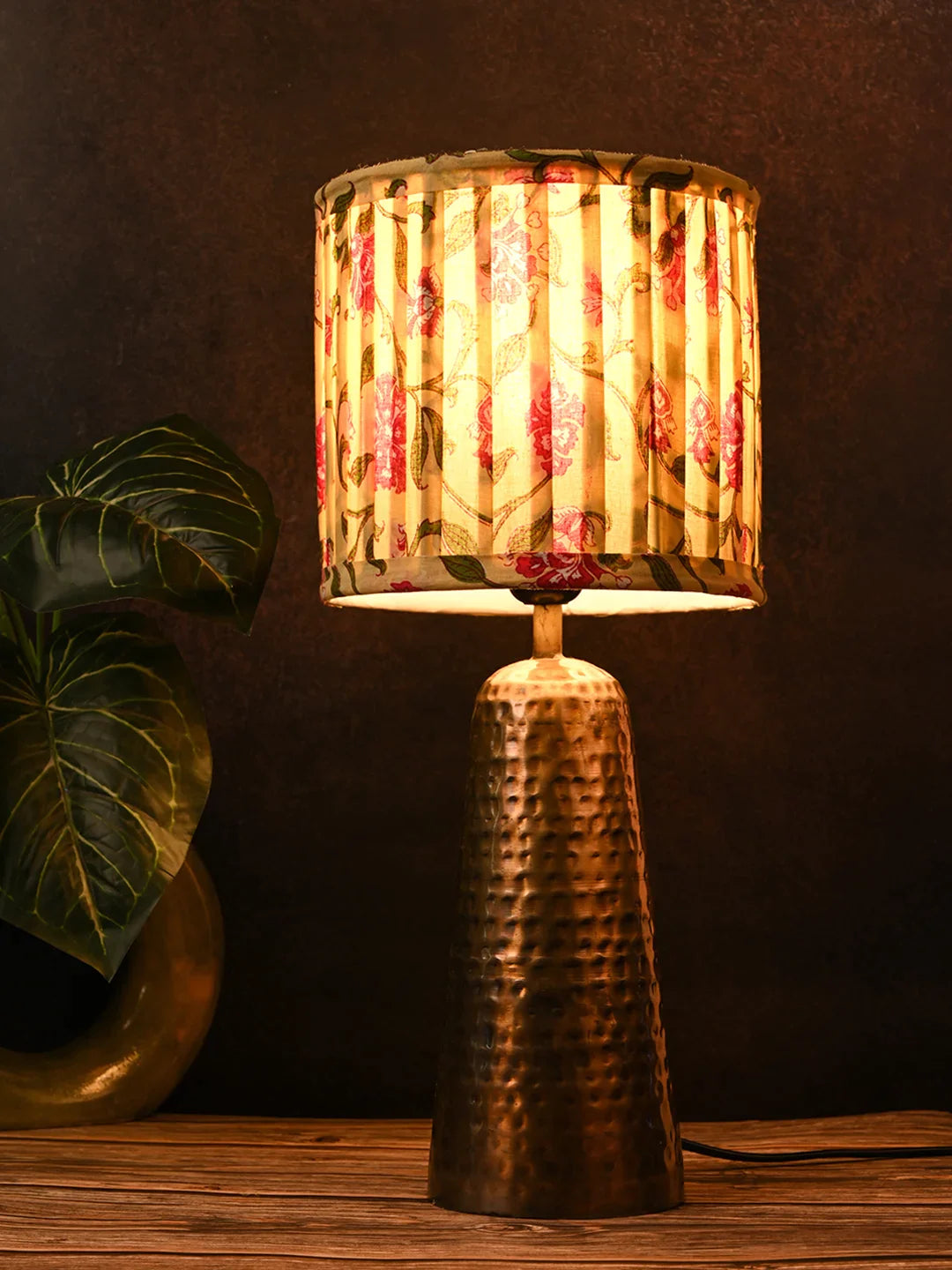 Golden Hammered V-Shaped Lamp with Pleeted Muticolor Yellow Shade