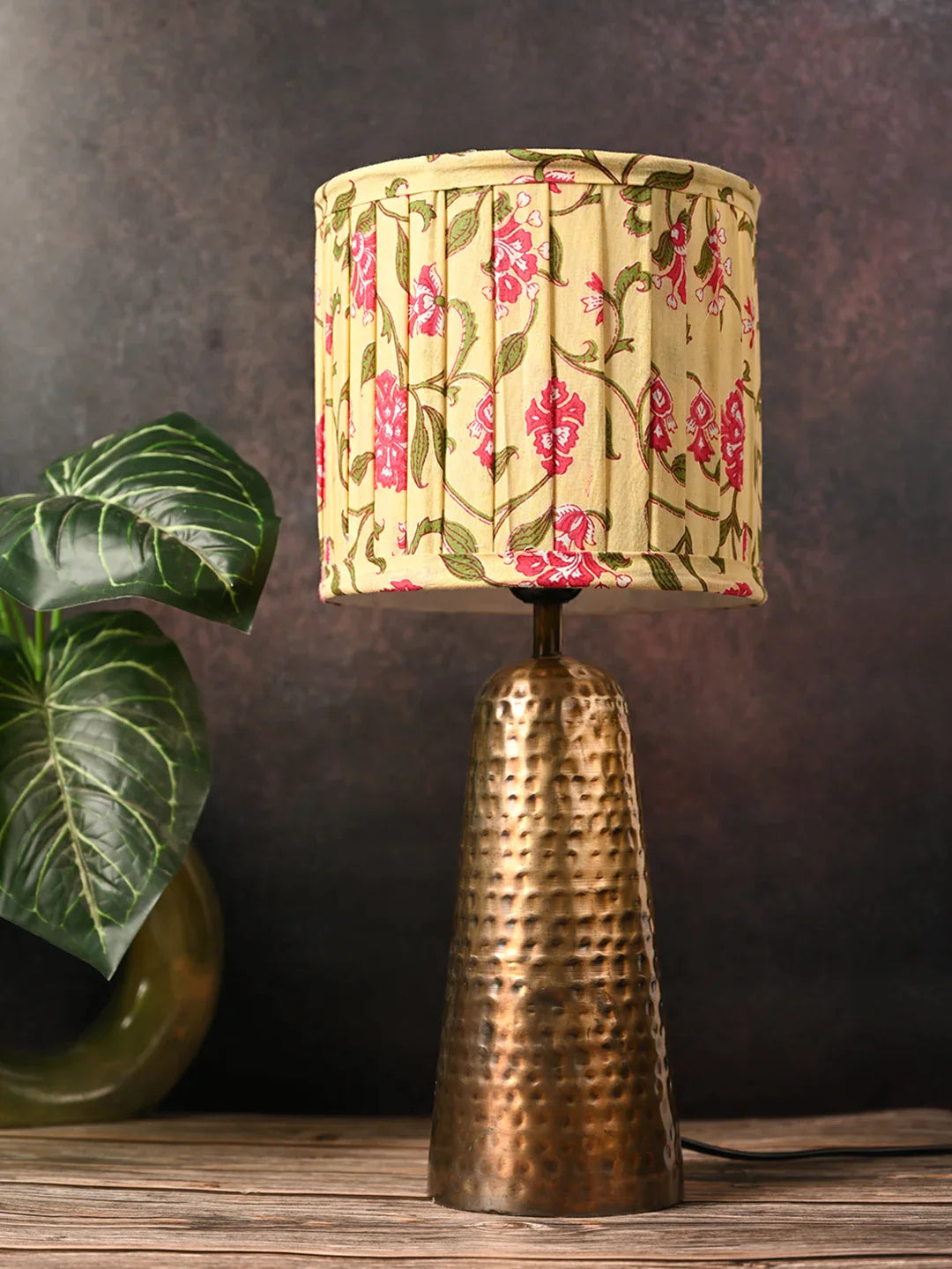 Golden Hammered V-Shaped Lamp with Pleeted Muticolor Yellow Shade