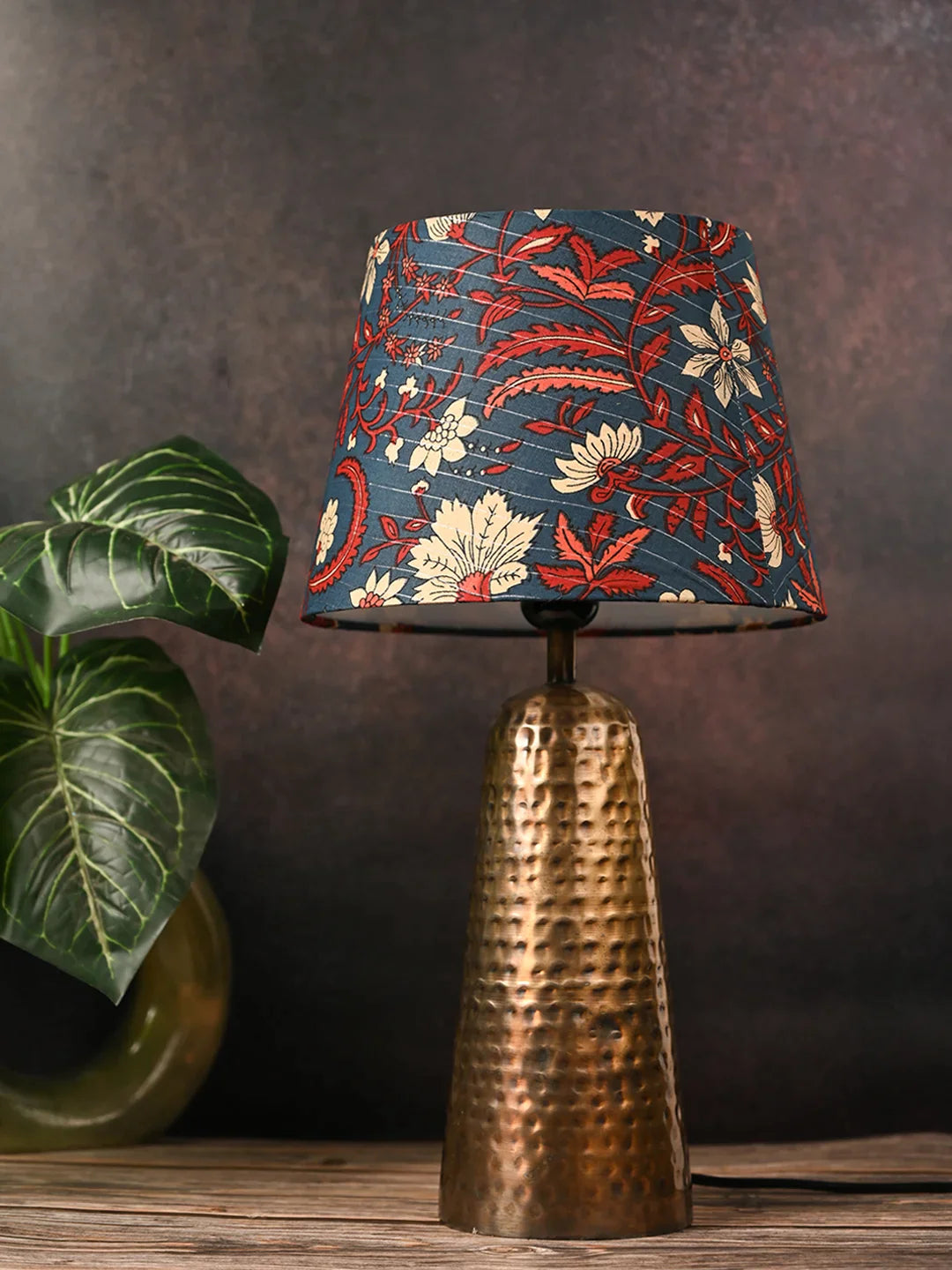 Golden Hammered V-Shaped Lamp with Taper Muticolor Blue Shade