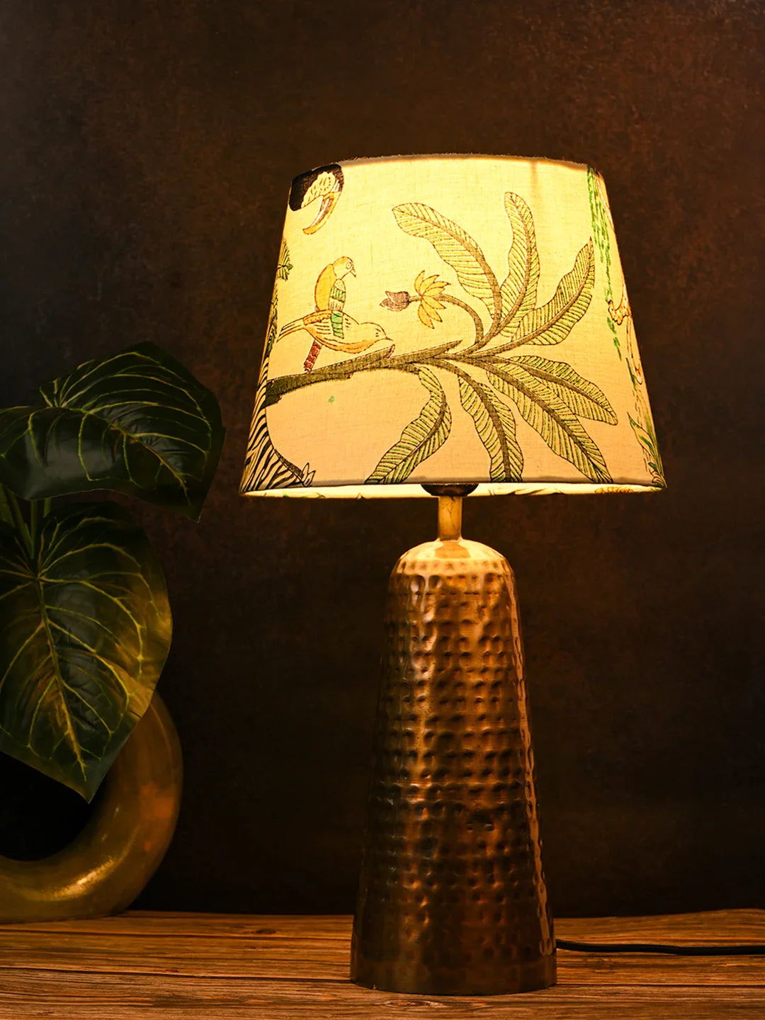 Golden Hammered V-Shaped Lamp with Taper Muticolor Green Shade