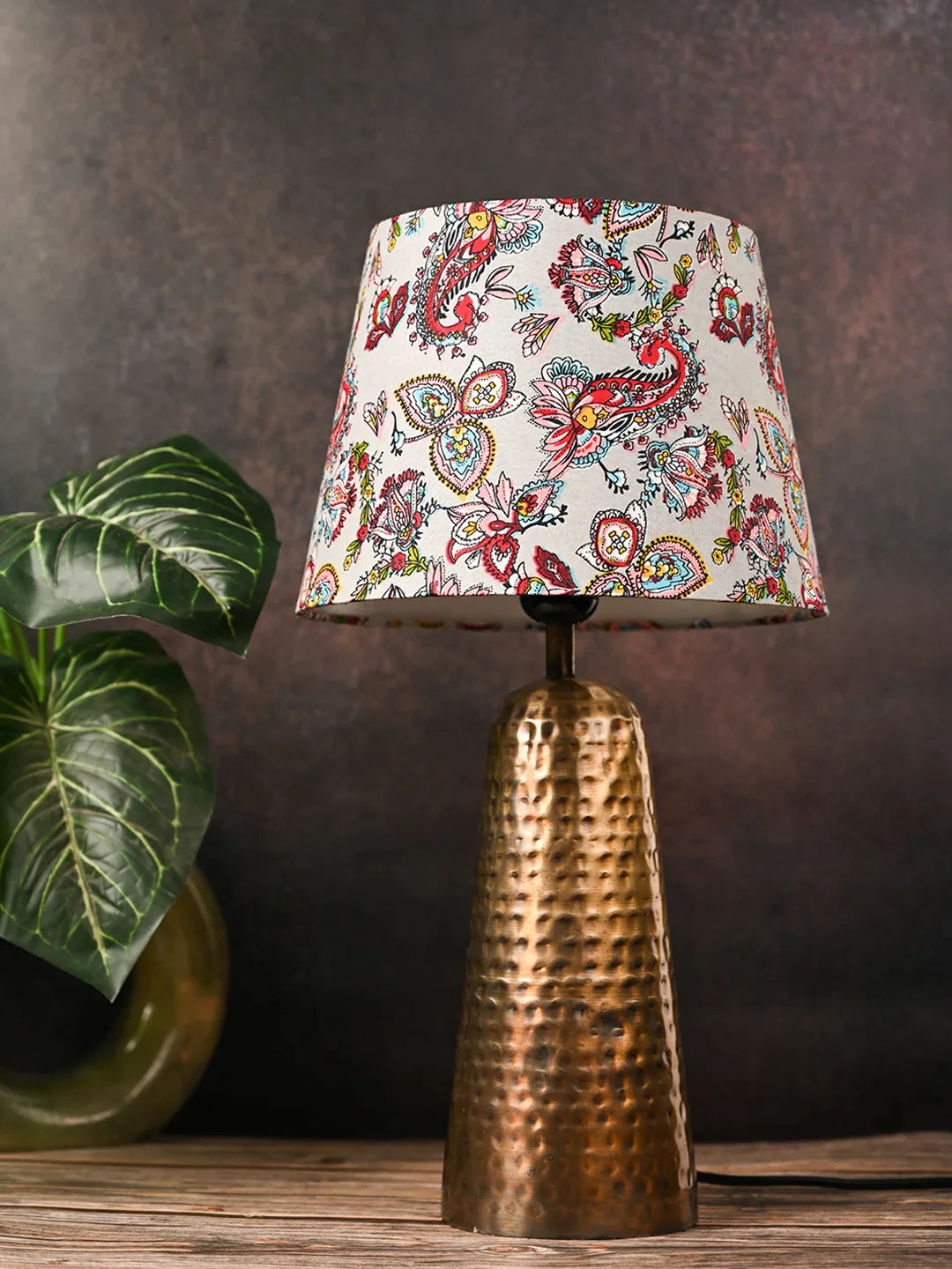 Golden Hammered V-Shaped Lamp with Taper Muticolor Red Shade