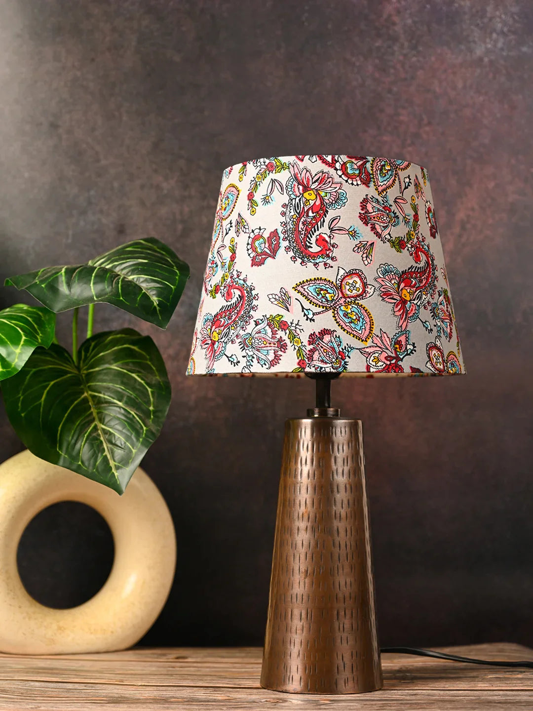 Copper Etched V-Shaped Lamp with Taper Muticolor Red Shade