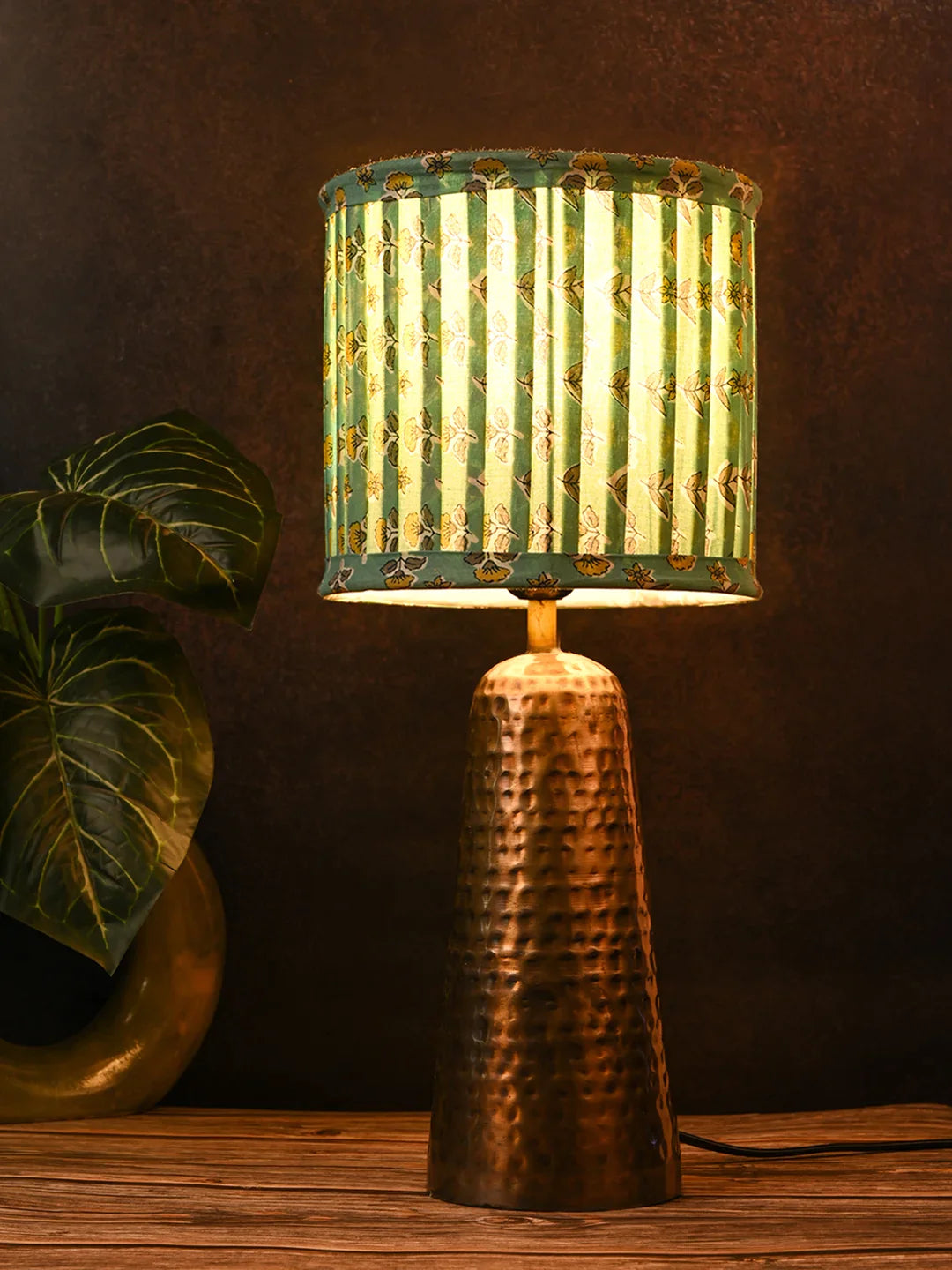 Golden Hammered V-Shaped Lamp with Pleeted Muticolor Lemon Shade
